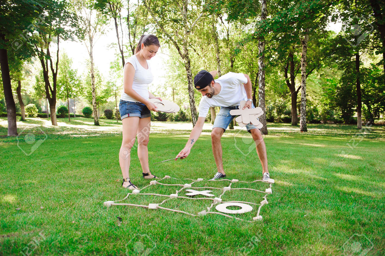 Immagini Stock - Ragazzo E Ragazza Che Giocano A Tris Nel Parco.. Image 166365032